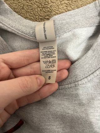 Sudadera gris con estampado TINI y fresa