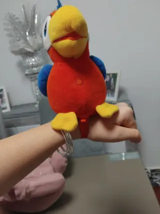 Loro de peluche parlante
