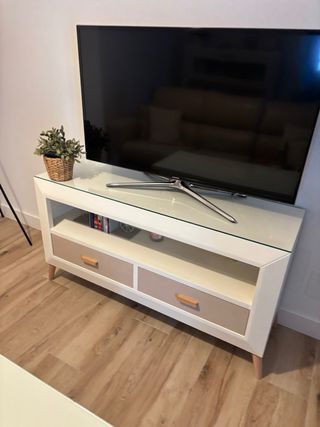 Mueble TV blanco y beige con cristal