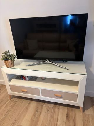 Mueble TV blanco y beige con cristal