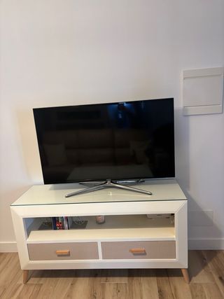 Mueble TV blanco y beige con cristal
