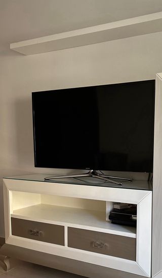 Mueble TV blanco y beige con cristal