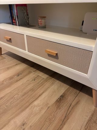 Mueble TV blanco y beige con cristal