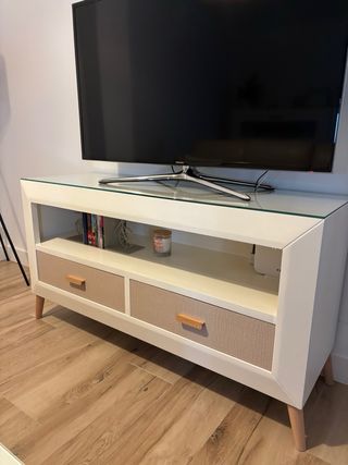 Mueble TV blanco y beige con cristal