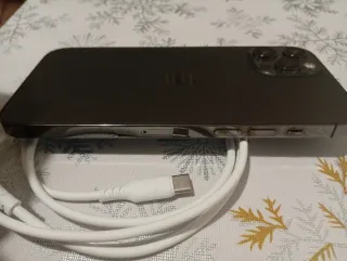 iPhone 12 Pro Max con cable USB-C