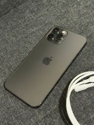 iPhone 12 Pro Max con cable USB-C