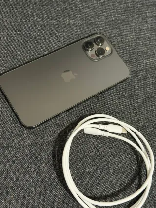 iPhone 12 Pro Max con cable USB-C