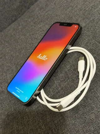 iPhone 12 Pro Max con cable USB-C