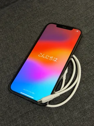 iPhone 12 Pro Max con cable USB-C