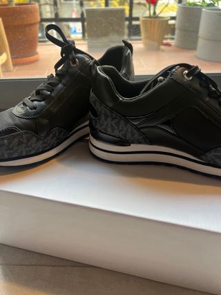 Zapatillas Michael Kors Negras y Grises