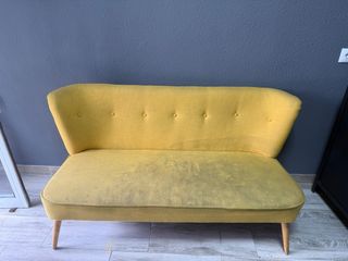 Sofá amarillo de tela