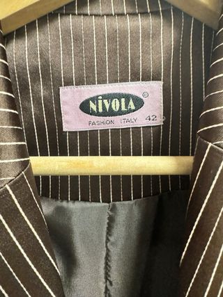 Americana Niyola Rayas Marrón Talla M