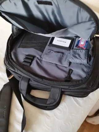 Bolso maletín negro y gris.TARGUS.