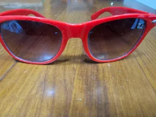 Gafas de sol Ray-Ban rojas y marrones