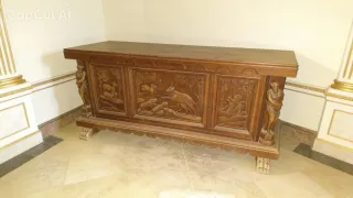 Baúl antiguo de madera tallada