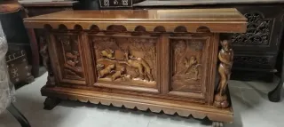 Baúl antiguo de madera tallada