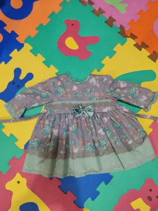 Vestido de niña verde floral con lazo