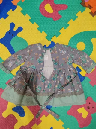 Vestido de niña verde floral con lazo