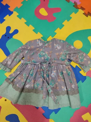 Vestido de niña verde floral con lazo