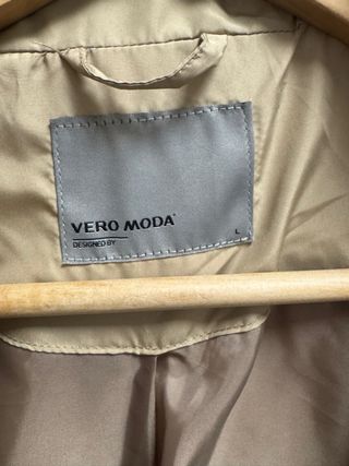 Abrigo beige acolchado