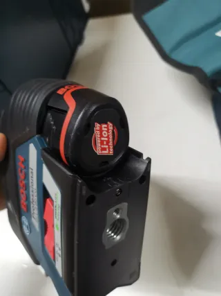 Laser 3 lineas 360º Bosch con baterias y cargador.