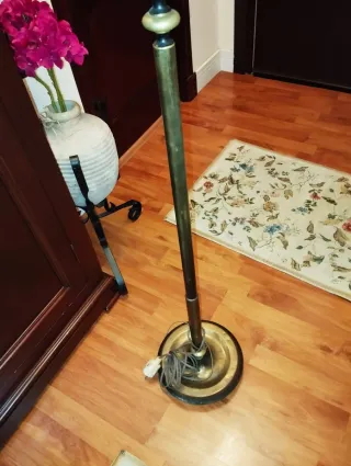 Lámpara de pie de bronce con pantalla beige