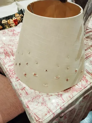 Lámpara de pie de bronce con pantalla beige