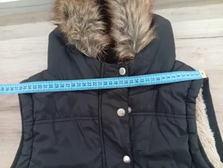 Chaleco negro con capucha y pelo