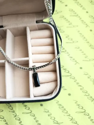 Colgante Negro Acero Unisex y joyero