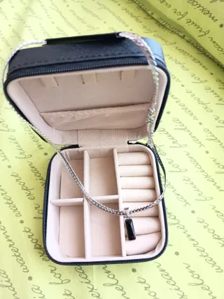 Colgante Negro Acero Unisex y joyero