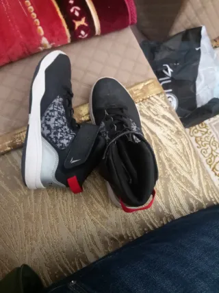 Zapatillas deportivas negras y plateadas