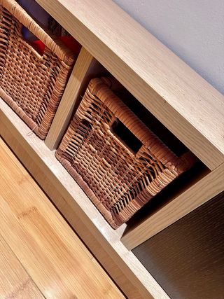 Mueble recibidor con cestas de mimbre