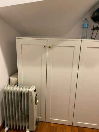 Armario perchero blanco y dorado