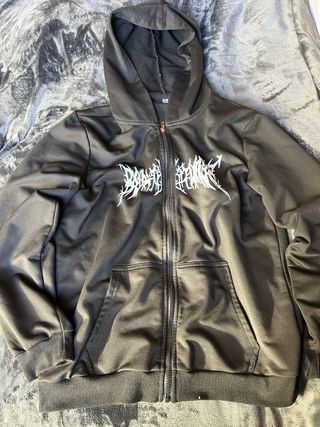 Sudadera negra con cremallera y estampado