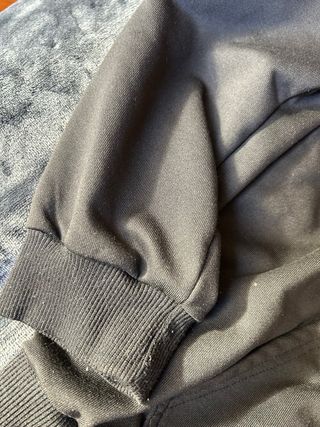 Sudadera negra con cremallera y estampado