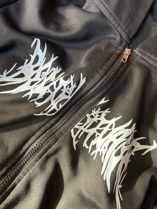 Sudadera negra con cremallera y estampado