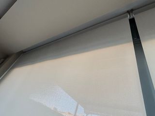 Cortinas estor blancas.