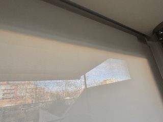 Cortinas estor blancas.