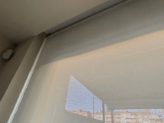 Cortinas estor blancas.