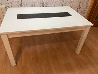 Mesa extensible blanca con cristal negro