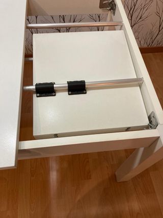 Mesa extensible blanca con cristal negro