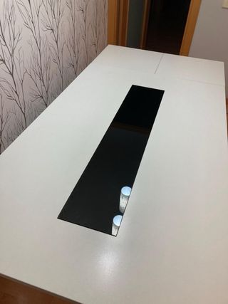 Mesa extensible blanca con cristal negro