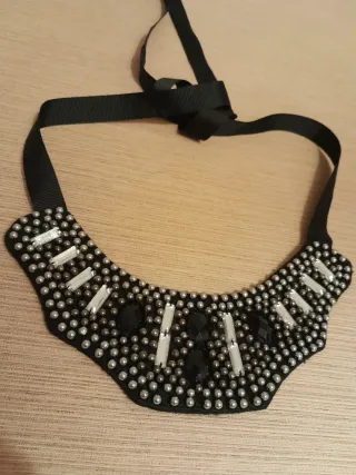 Collar joya negro y plateado