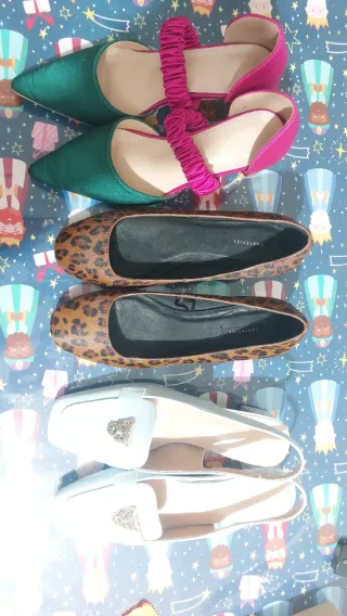 Zapatos de tacón verde y rosa