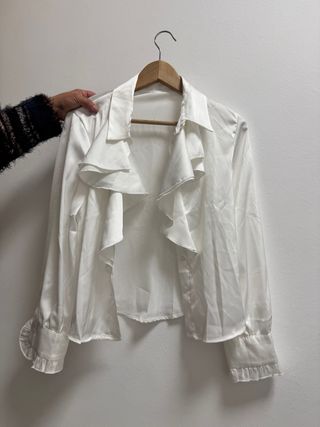 Camisa blanca con volantes