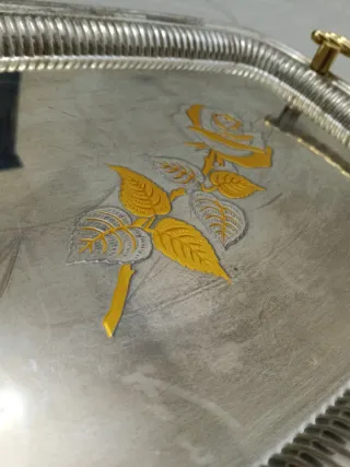 Bandeja antigua decorada con rosa dorada