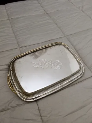 Bandeja antigua decorada con rosa dorada