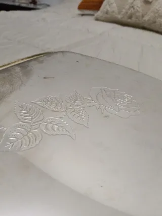 Bandeja antigua decorada con rosa dorada