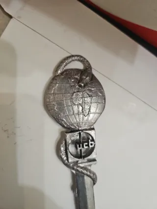 Tagliacarte vintage globo UCB