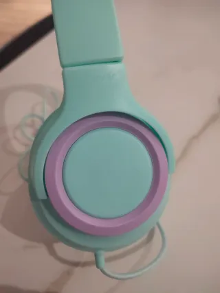 Auriculares infantiles verdes y morados